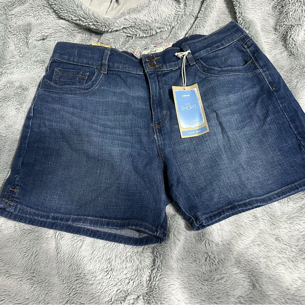 Brand New Women’s Levi’s Mid Rise Denim Shorts Size 14